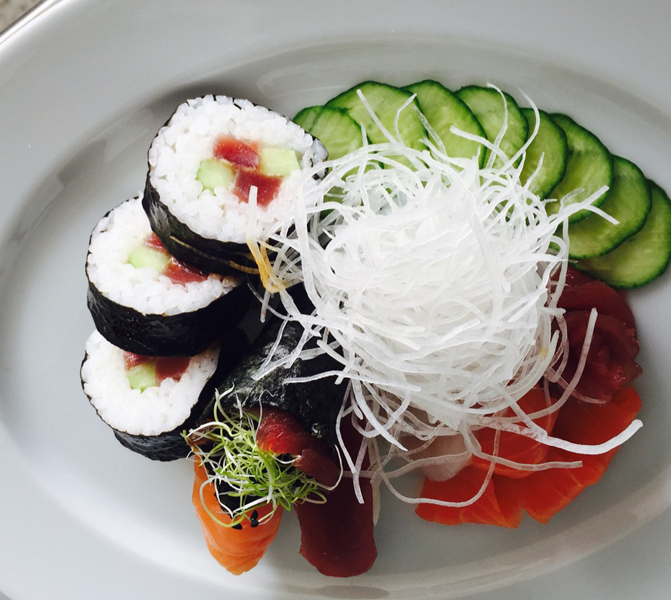 Sushi mit Fisch und Salat